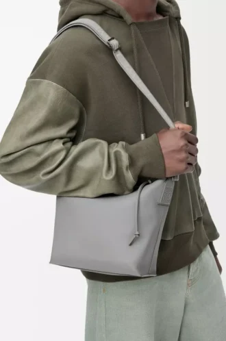 Petit sac à bandoulière Cubi en cuir de veau souple et lisse et jacquard gris asphalte