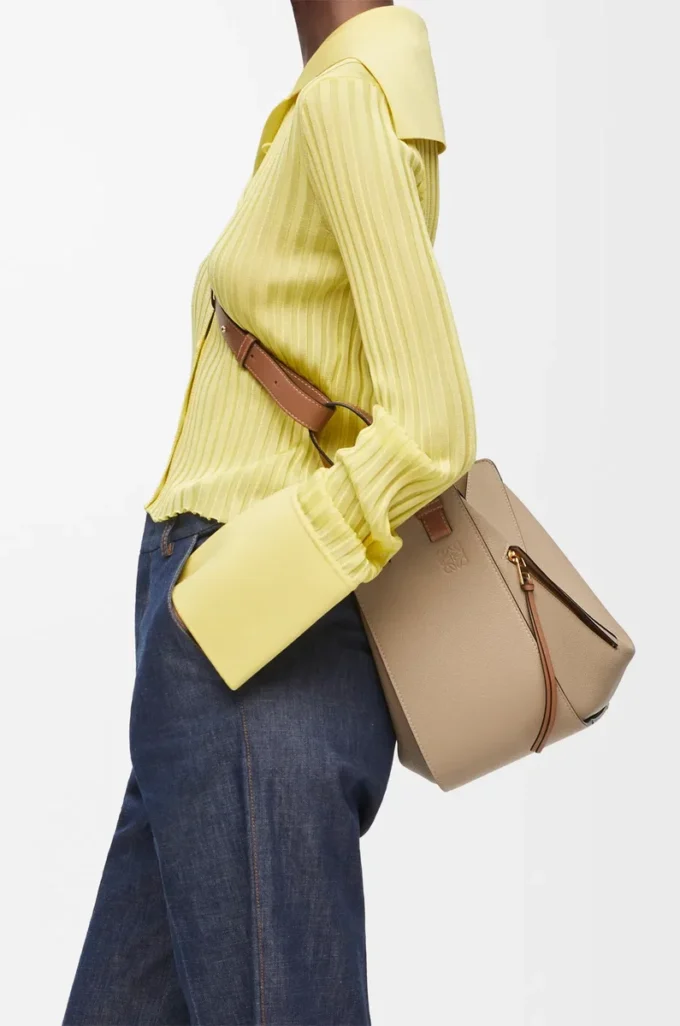 Petit sac Hammock en cuir de veau grainé souple sable