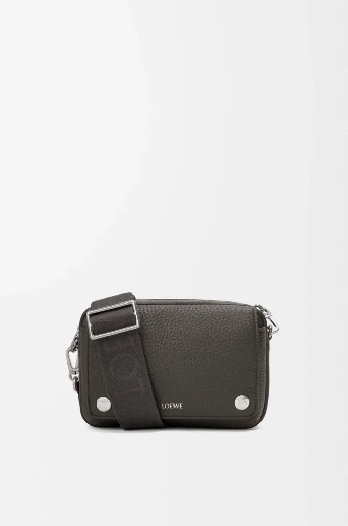 Petit sac messager Pebble en cuir de veau grainé souple Gris foncé
