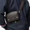 Petit sac messager Pebble en cuir de veau grainé souple Gris foncé