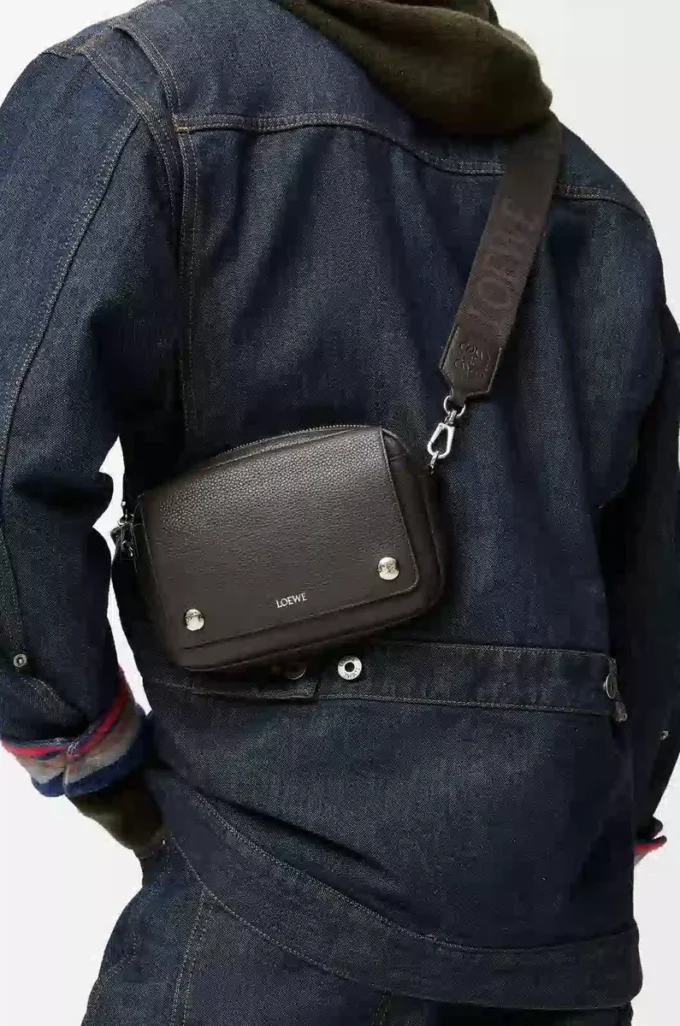 Petit sac messager Pebble en cuir de veau grainé souple Gris foncé
