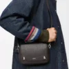 Petit sac messager Pebble en cuir de veau grainé souple Gris foncé