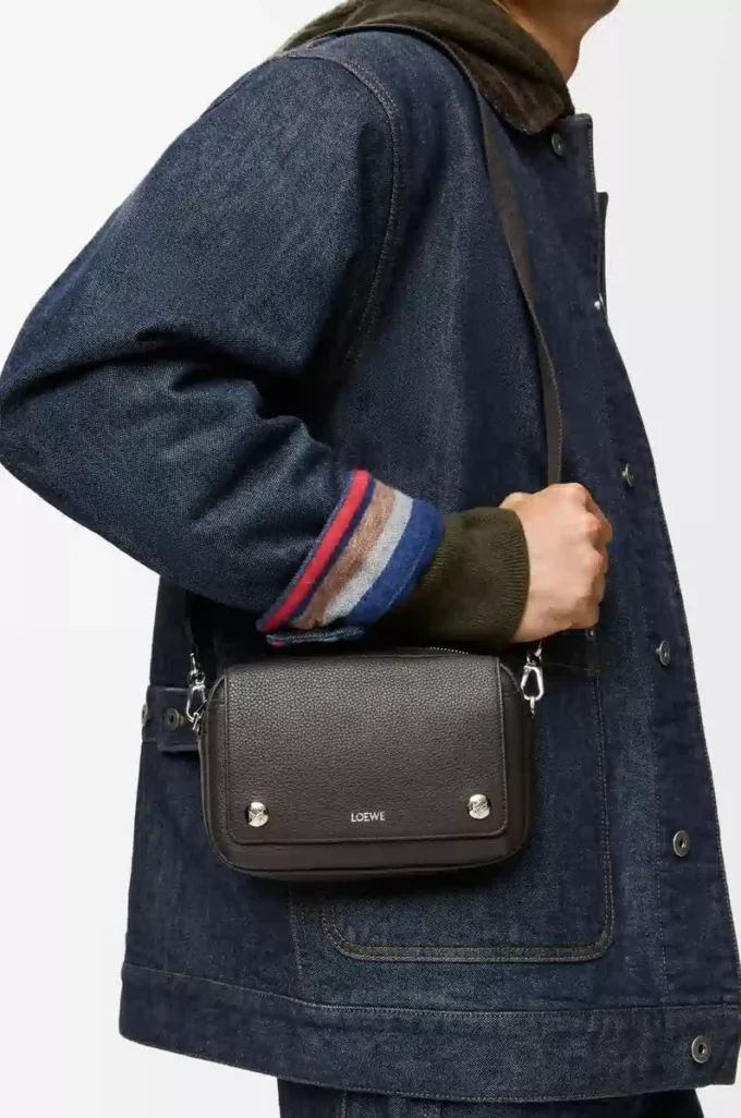 Petit sac messager Pebble en cuir de veau grainé souple Gris foncé