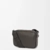 Petit sac messager Pebble en cuir de veau grainé souple Gris foncé