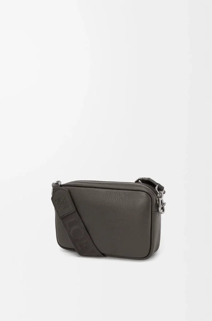 Petit sac messager Pebble en cuir de veau grainé souple Gris foncé