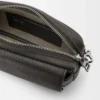 Petit sac messager Pebble en cuir de veau grainé souple Gris foncé