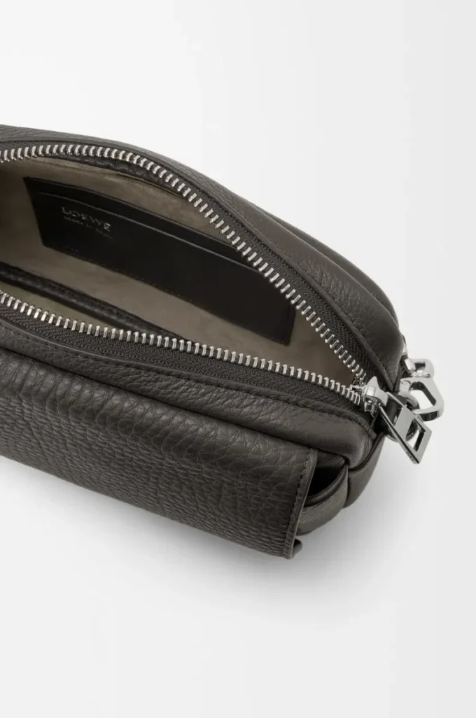 Petit sac messager Pebble en cuir de veau grainé souple Gris foncé