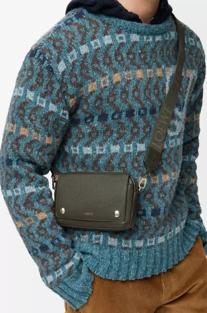Petit sac messager Pebble en cuir de veau grainé souple Kaki foncé