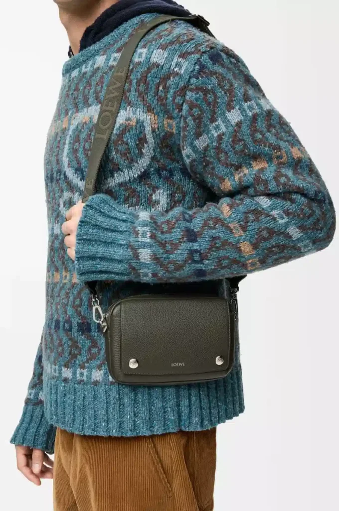 Petit sac messager Pebble en cuir de veau grainé souple Kaki foncé