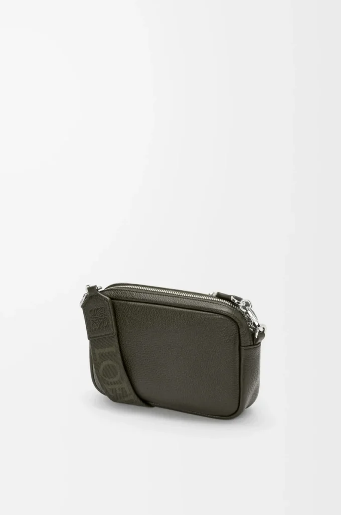 Petit sac messager Pebble en cuir de veau grainé souple Kaki foncé