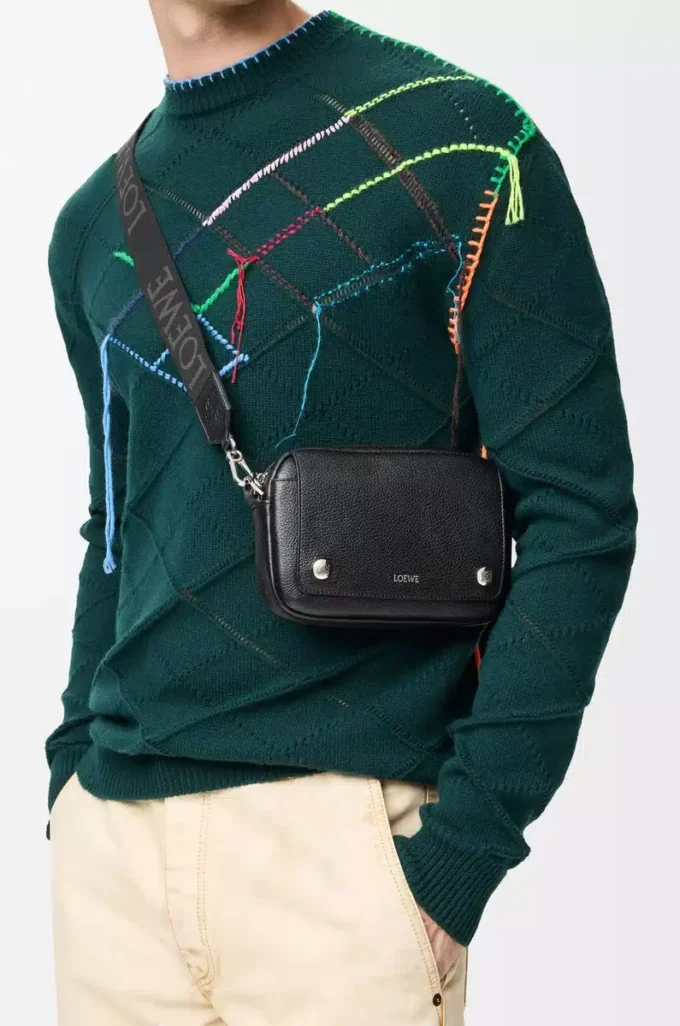 Petit sac messager Pebble en cuir de veau grainé souple noir