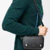 Petit sac messager Pebble en cuir de veau grainé souple noir