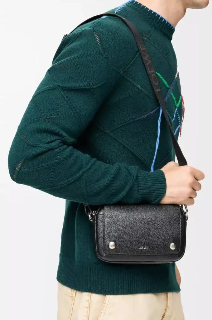 Petit sac messager Pebble en cuir de veau grainé souple noir