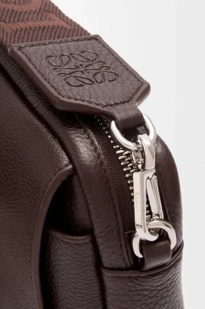 Petit sac messager Pebble en cuir de veau grainé souple Oxblood