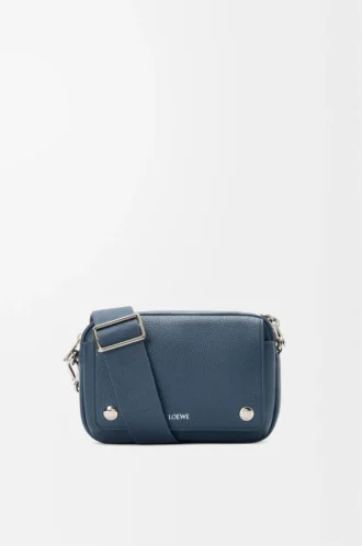 Petit sac messager Pebble en cuir de veau grainé souple teint à l&rsquo;indigo