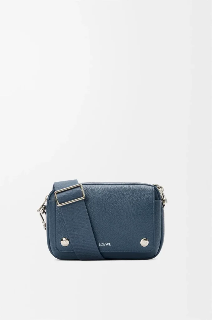 Petit sac messager Pebble en cuir de veau grainé souple teint à l&rsquo;indigo