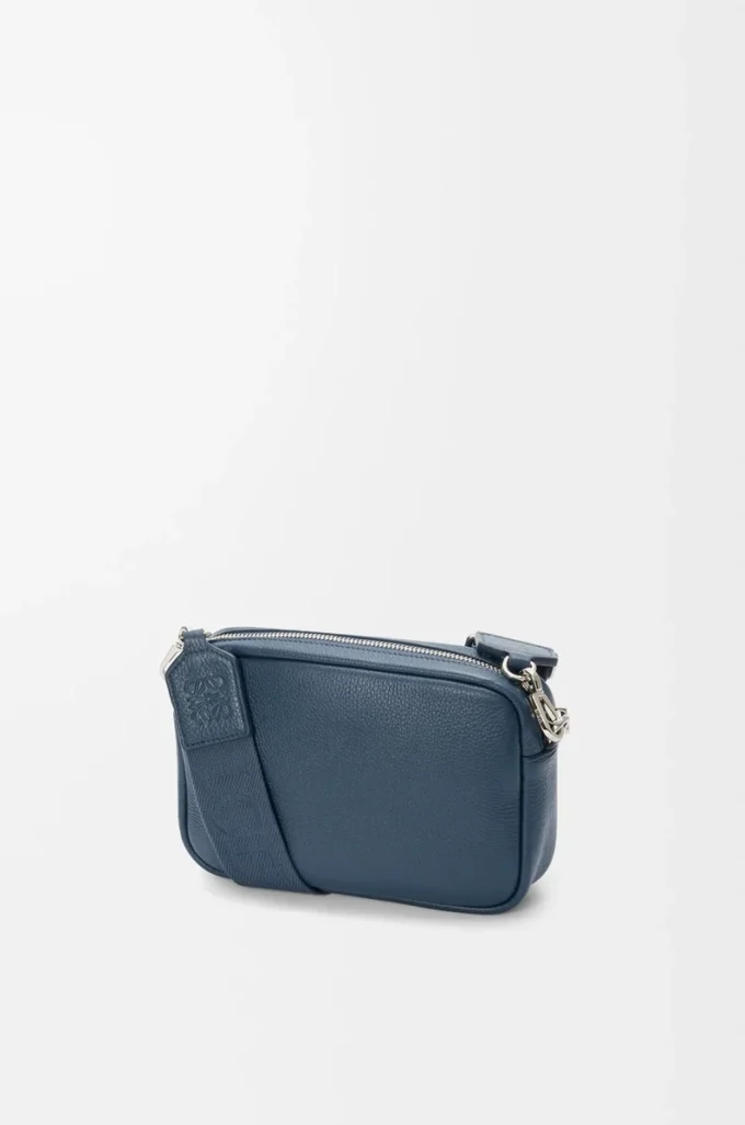 Petit sac messager Pebble en cuir de veau grainé souple teint à l&rsquo;indigo