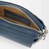 Petit sac messager Pebble en cuir de veau grainé souple teint à l&rsquo;indigo