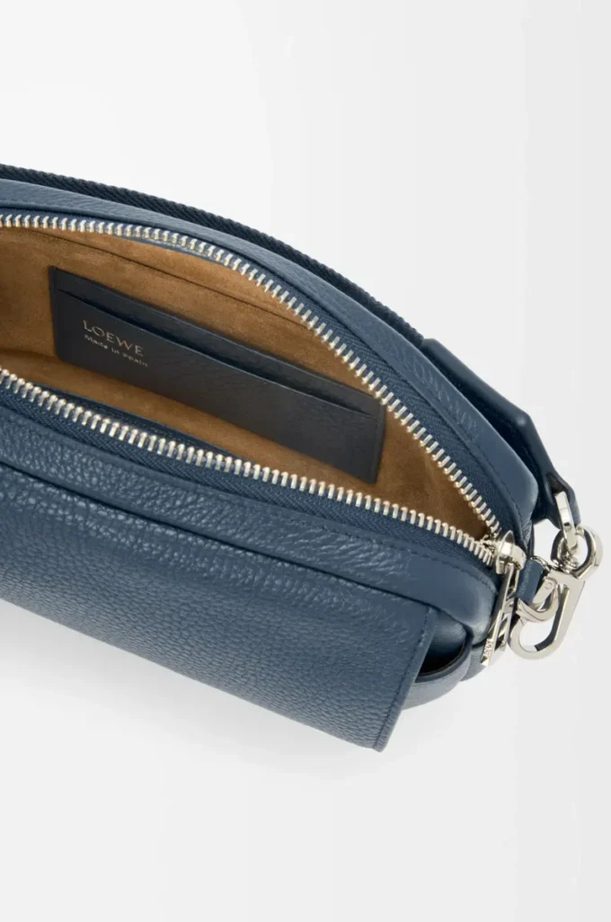 Petit sac messager Pebble en cuir de veau grainé souple teint à l&rsquo;indigo