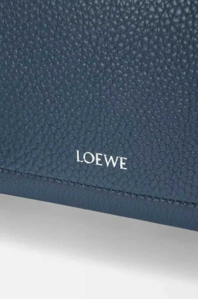 Petit sac messager Pebble en cuir de veau grainé souple teint à l&rsquo;indigo