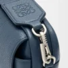 Petit sac messager Pebble en cuir de veau grainé souple teint à l&rsquo;indigo