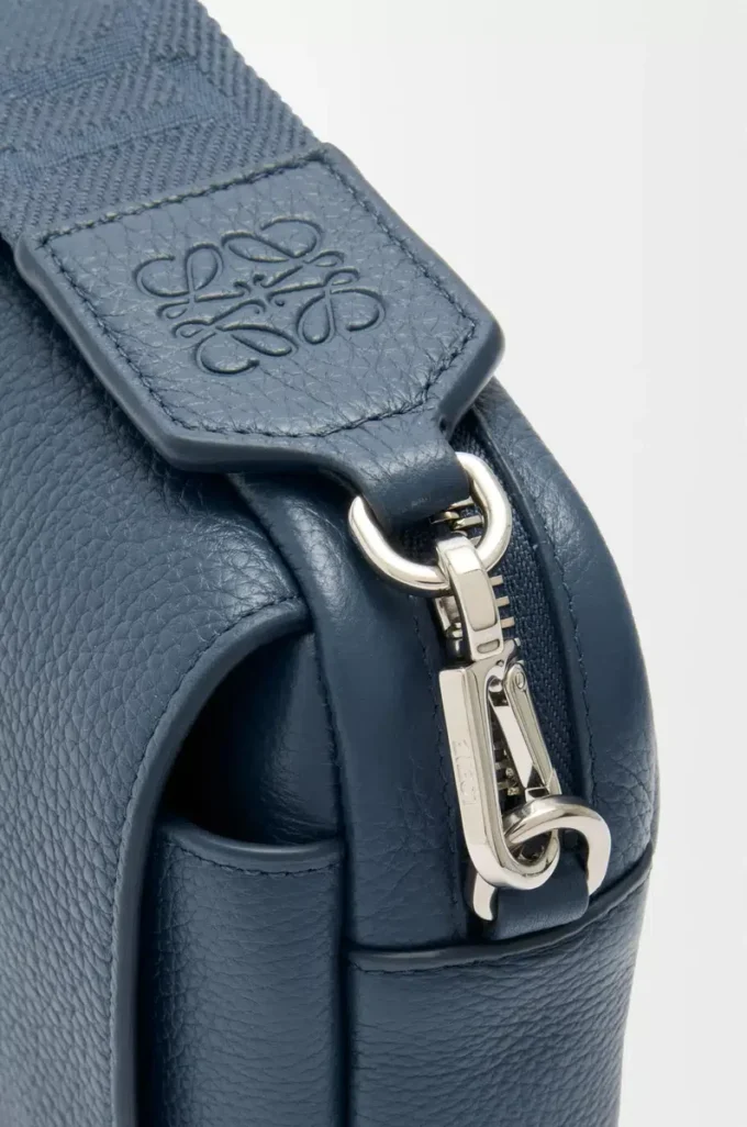 Petit sac messager Pebble en cuir de veau grainé souple teint à l&rsquo;indigo