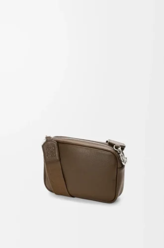 Petit sac messager Pebble en cuir de veau grainé souple Tundra