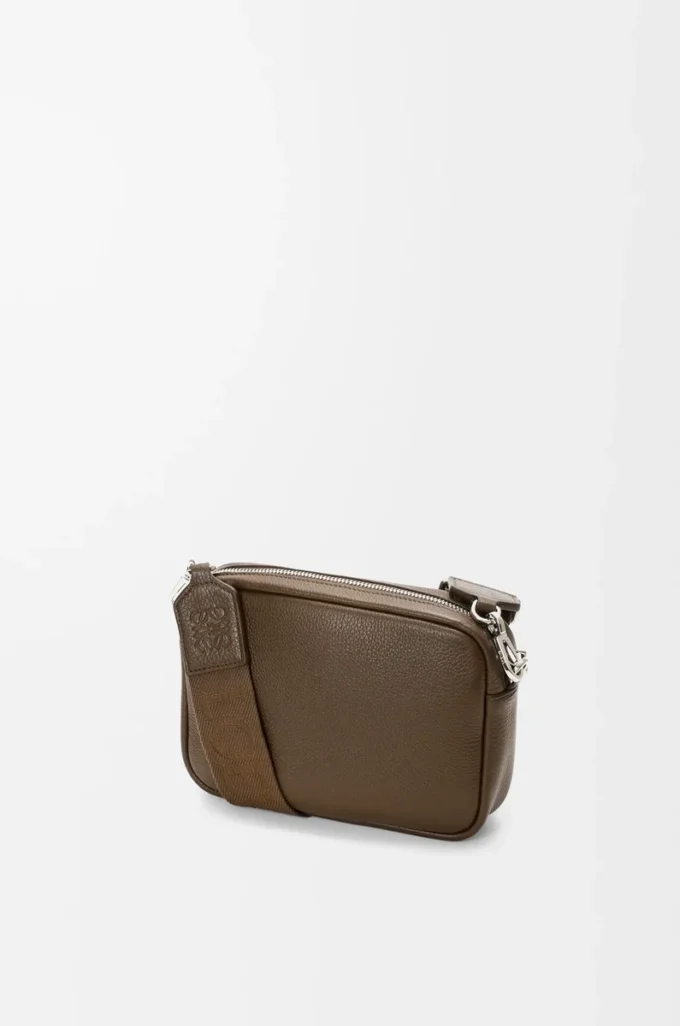 Petit sac messager Pebble en cuir de veau grainé souple Tundra