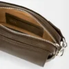 Petit sac messager Pebble en cuir de veau grainé souple Tundra