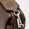Petit sac messager Pebble en cuir de veau grainé souple Tundra