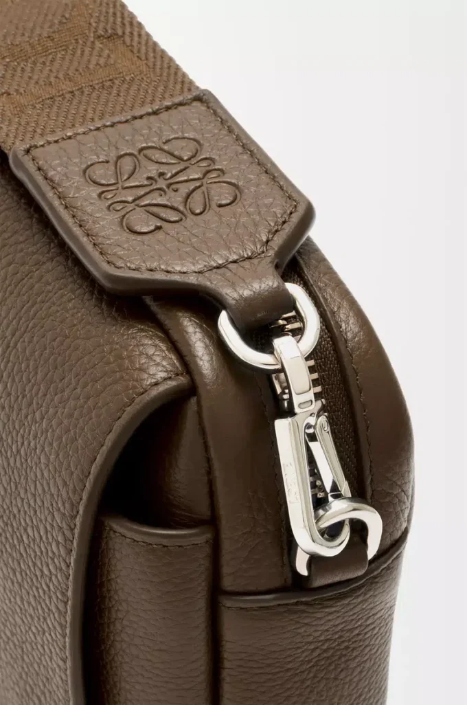 Petit sac messager Pebble en cuir de veau grainé souple Tundra