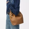 Petit sac Squeeze en cuir d&rsquo;agneau nappa souple Chêne