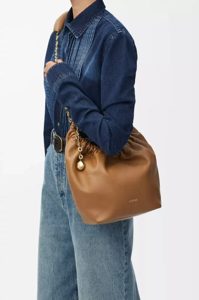 Petit sac Squeeze en cuir d&rsquo;agneau nappa souple Chêne
