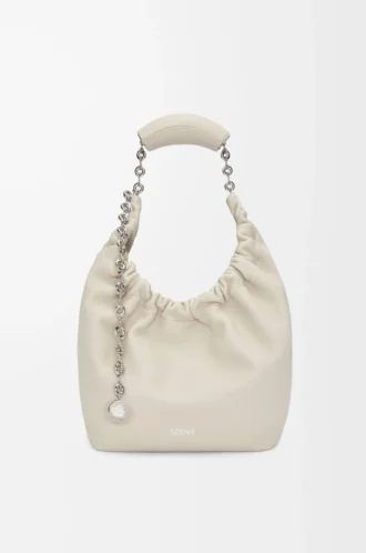 Petit sac Squeeze en cuir d&rsquo;agneau nappa souple, couleur sel de mer