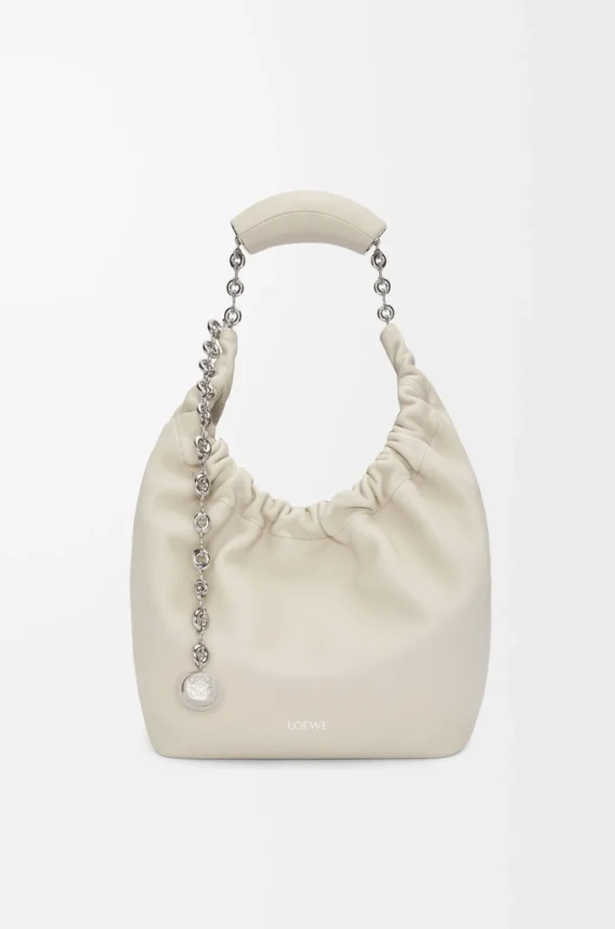 Petit sac Squeeze en cuir d&rsquo;agneau nappa souple, couleur sel de mer