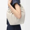 Petit sac Squeeze en cuir d&rsquo;agneau nappa souple, couleur sel de mer