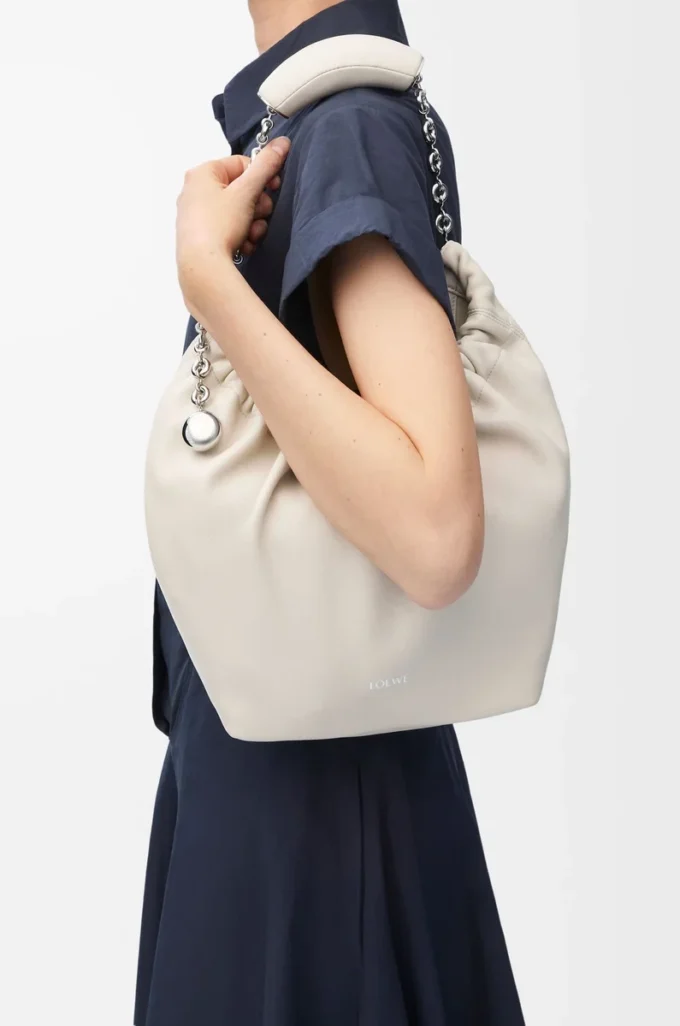 Petit sac Squeeze en cuir d&rsquo;agneau nappa souple, couleur sel de mer