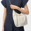 Petit sac Squeeze en cuir d&rsquo;agneau nappa souple, couleur sel de mer