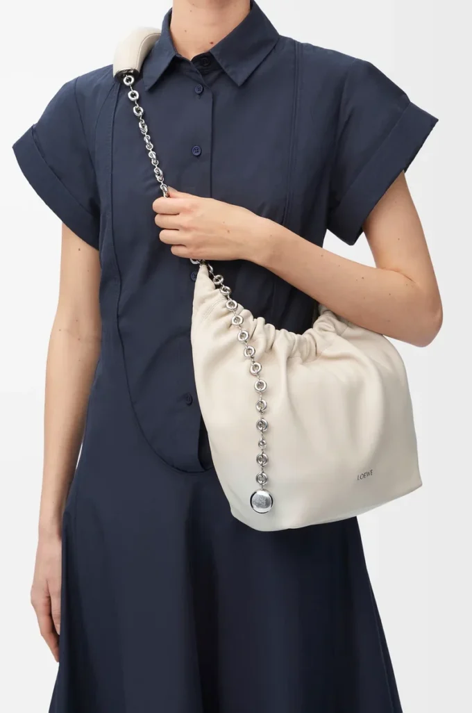 Petit sac Squeeze en cuir d&rsquo;agneau nappa souple, couleur sel de mer