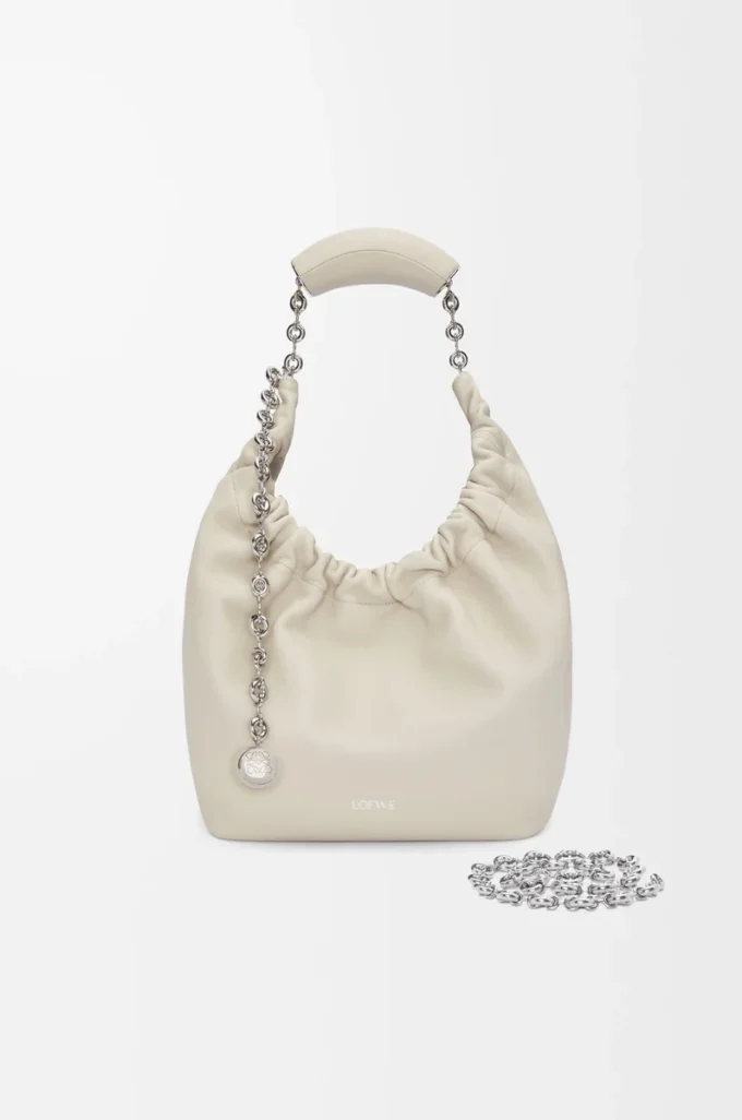 Petit sac Squeeze en cuir d&rsquo;agneau nappa souple, couleur sel de mer
