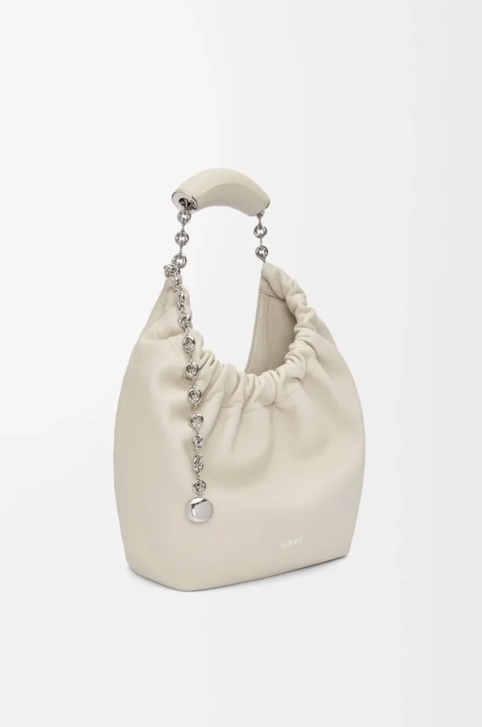 Petit sac Squeeze en cuir d&rsquo;agneau nappa souple, couleur sel de mer