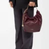 Petit sac Squeeze en cuir d&rsquo;agneau nappa souple Dark Burgundy