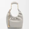 Petit sac Squeeze en cuir d’agneau nappa souple gris coquillage Petit sac Squeeze en cuir d’agneau nappa souple gris coquillage