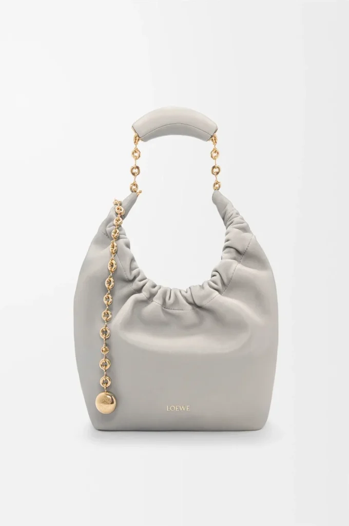 Petit sac Squeeze en cuir d’agneau nappa souple gris coquillage Petit sac Squeeze en cuir d’agneau nappa souple gris coquillage