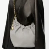 Petit sac Squeeze en cuir d’agneau nappa souple gris coquillage Petit sac Squeeze en cuir d’agneau nappa souple gris coquillage