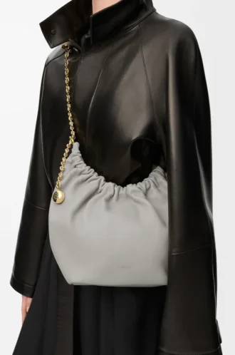 Petit sac Squeeze en cuir d&rsquo;agneau nappa souple gris coquillage