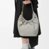 Petit sac Squeeze en cuir d’agneau nappa souple gris coquillage Petit sac Squeeze en cuir d’agneau nappa souple gris coquillage