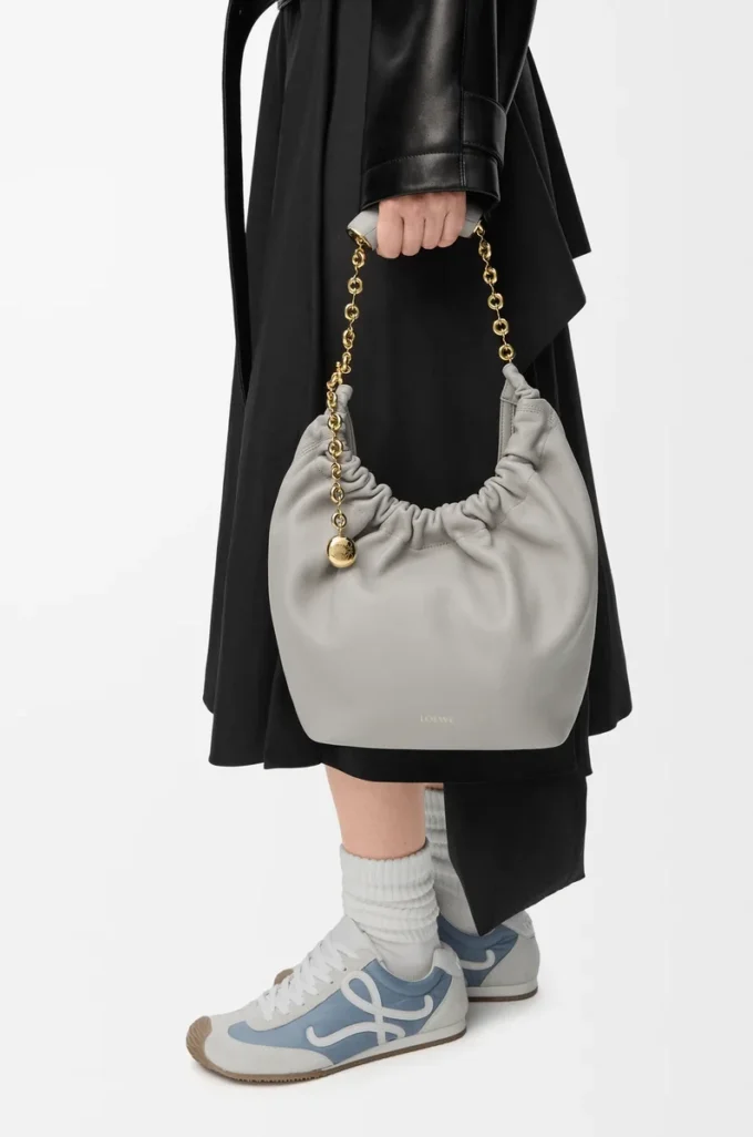 Petit sac Squeeze en cuir d’agneau nappa souple gris coquillage Petit sac Squeeze en cuir d’agneau nappa souple gris coquillage
