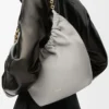 Petit sac Squeeze en cuir d’agneau nappa souple gris coquillage Petit sac Squeeze en cuir d’agneau nappa souple gris coquillage
