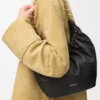 Petit sac Squeeze en cuir d&rsquo;agneau nappa souple noir